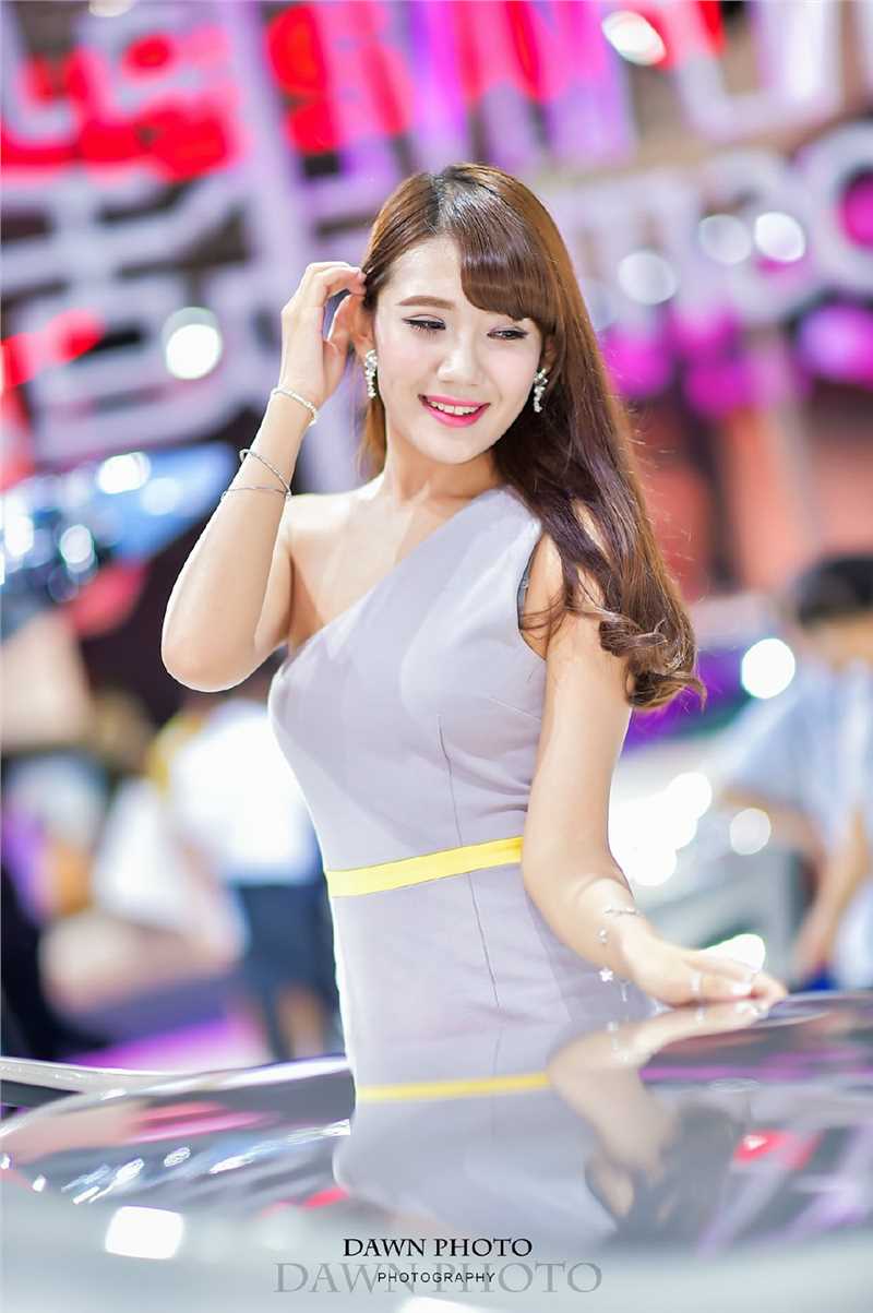 精选制服黑丝车模户外迷人图册